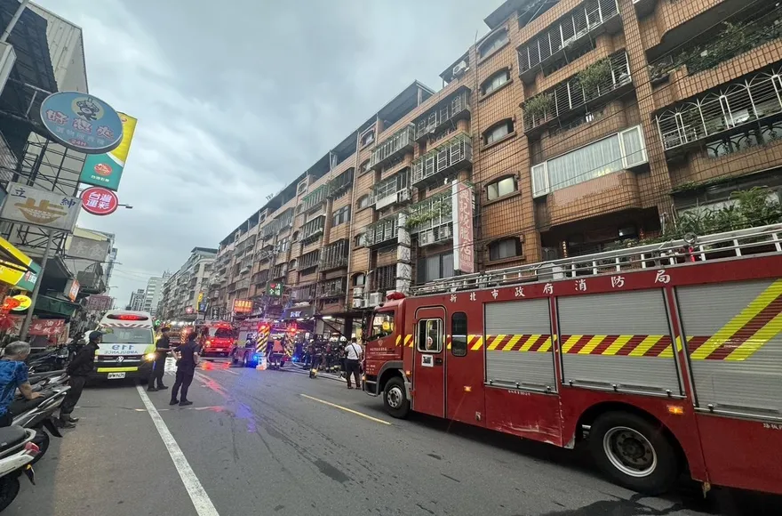 影/新北三重民宅火警竄濃煙　男子受困命危送醫搶救