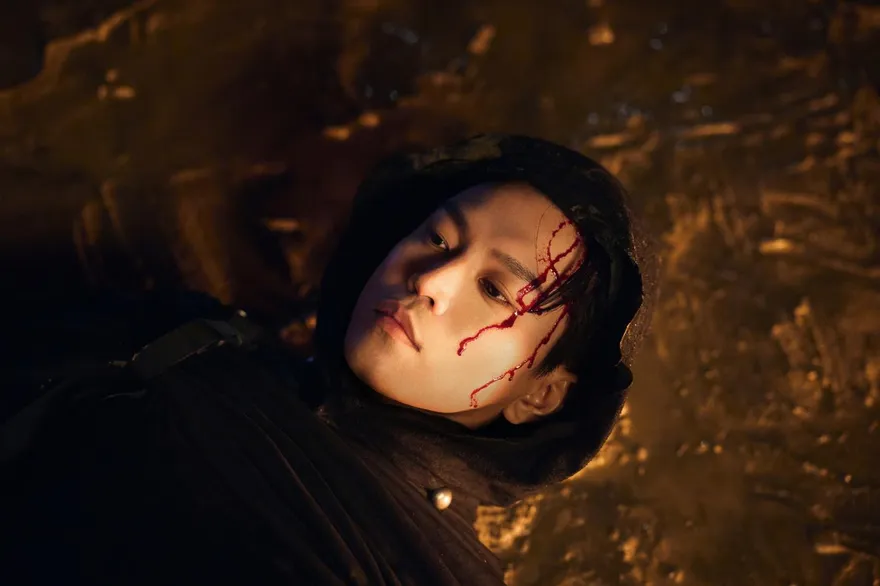 Energy阿弟淋雨躺爛泥拍MV　衣服全毀「頭破血流」畫面曝光
