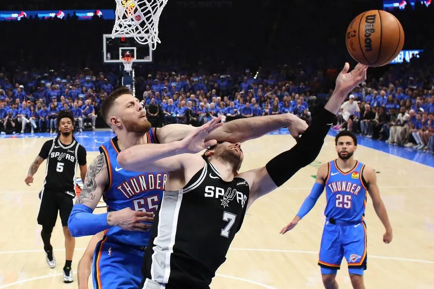 NBA/扯人頭髮裁判沒吹罰！雷霆中鋒遭炎上　SGA：代表我們的球風