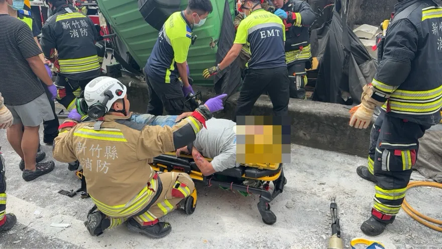 竹東68快速道路砂石車翻覆　2人受困重傷緊急送醫