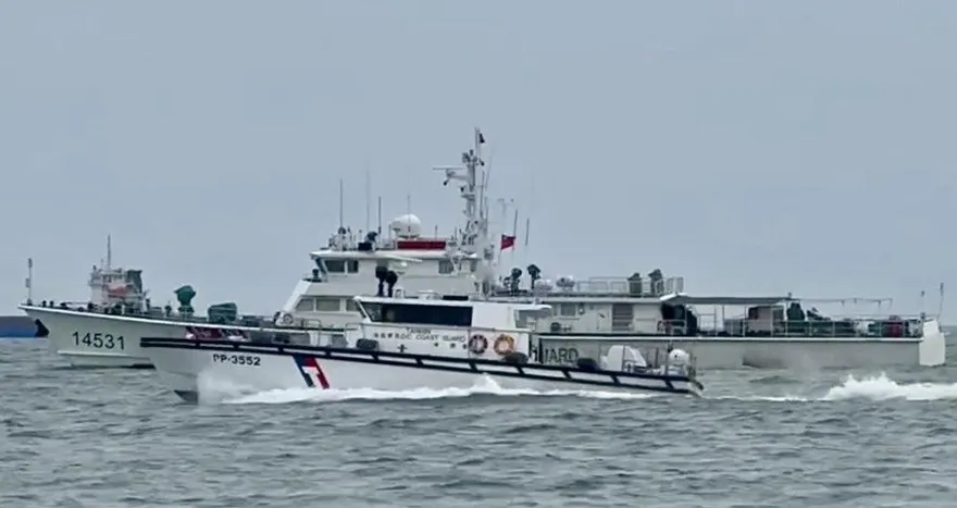 影/大陸4海警船再闖金門海域　海巡艦艇併航監控驅離