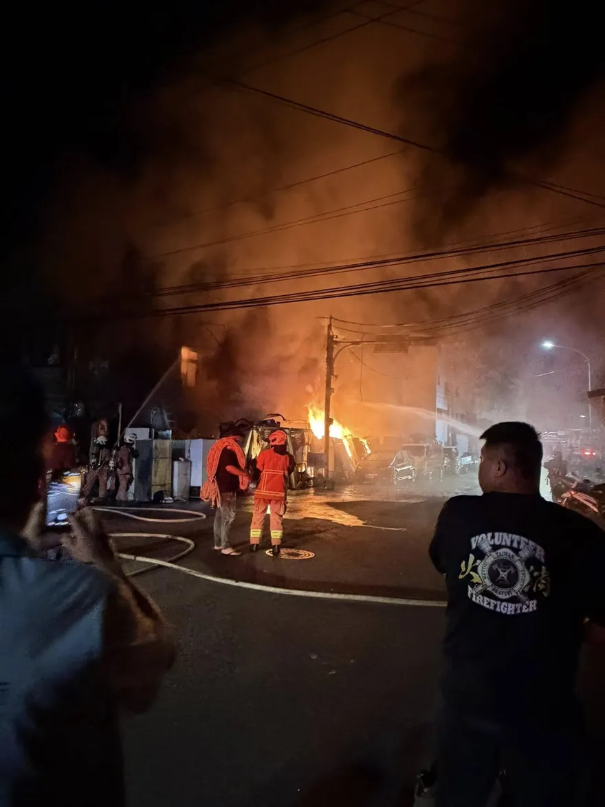 香山資收場深夜大火...還傳爆炸聲！　43名消防員連夜灌救
