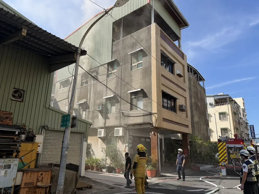 高雄鹽埕住宅火警！60歲男疑與家人口角縱火遭送醫