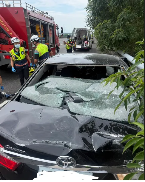 國3快官路段嚴重車禍！轎車撞拖板車　2人受困變形車內