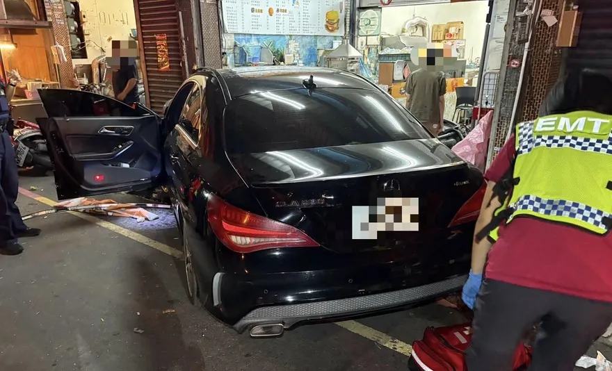 影/屏東賓士車失控自撞4車2民宅　駕駛昏迷路人遭波及