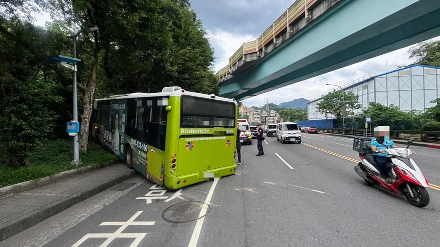 北市文山區公車自撞山壁　駕駛、2乘客受傷
