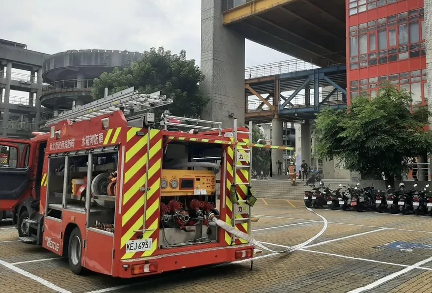 新北板橋大觀國中火警　6樓禮堂竄火煙幸無人傷