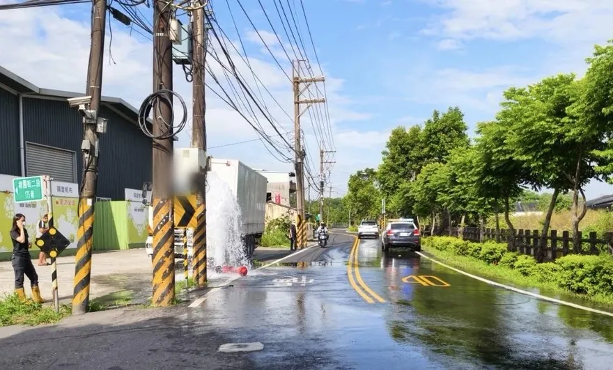 新北樹林大貨車撞斷消防栓　水柱噴1樓高路面積水