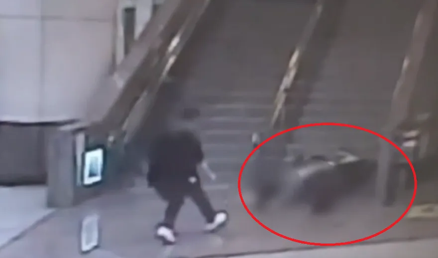 怪男騎機車闖板橋車站！「滾下梯」喊摔不死　下秒跑去臥軌