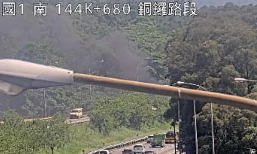 國道1號銅鑼段火燒車　小客車陷火海濃煙竄天