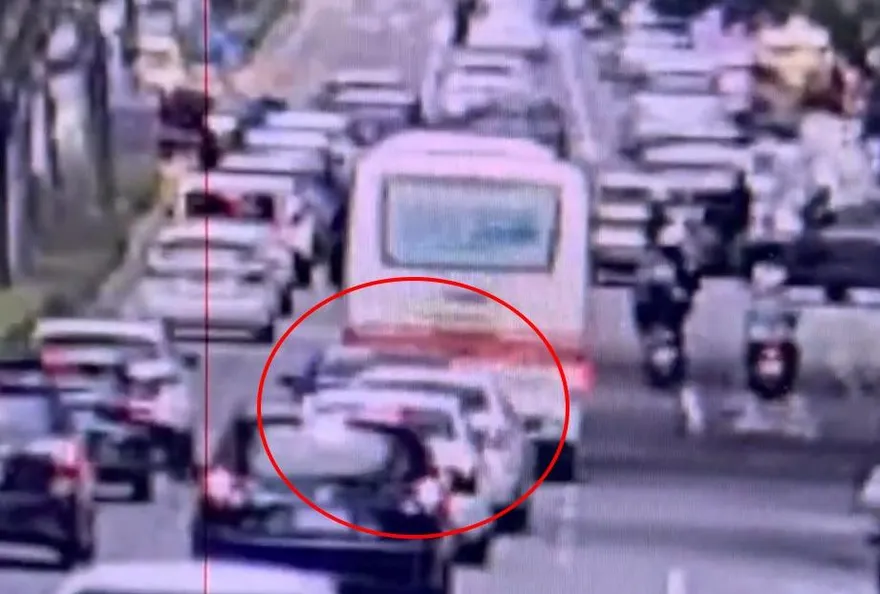影/新竹東區傳車禍！　自小客疑下坡視線受阻追撞大客車