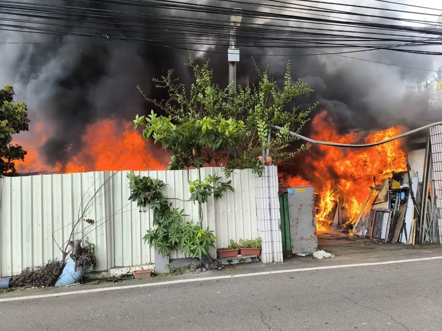 影/台中工廠空地驚傳火警！滾滾黑煙狂竄　環保局提醒住戶關窗