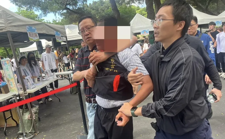 影/柯文哲萬華遭吃屎哥「砸蛋」　警當場逮人送辦開罰