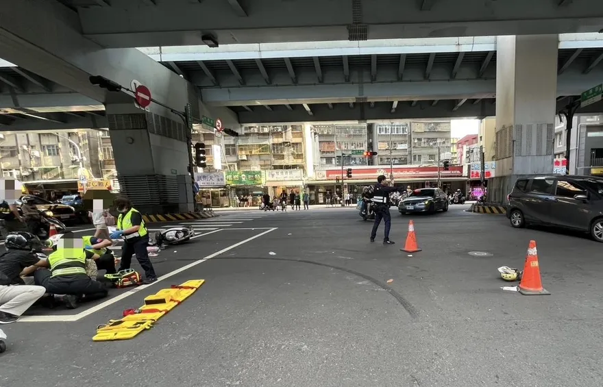 影/新北中和自小客毒駕倒車撞機車　2女遭撞飛1死1傷