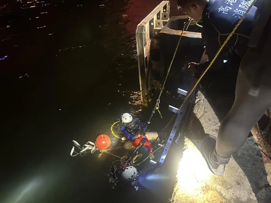 高雄港20號碼頭男子落海！救上岸已無生命跡象　送醫搶命