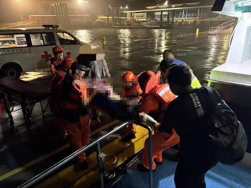 看藍眼淚不慎溺水！男遊客東莒落海　遺憾送醫不治