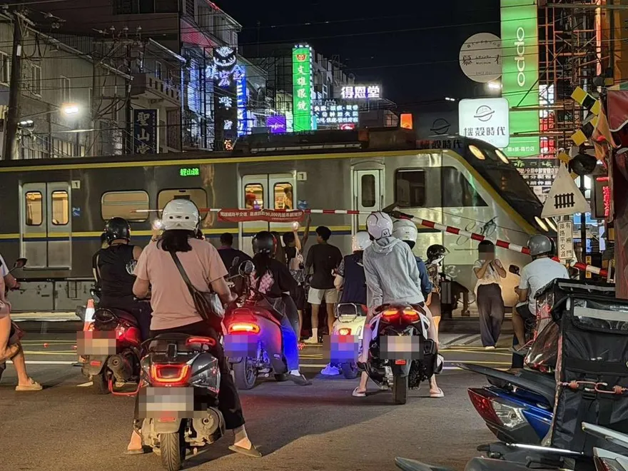高雄路竹平交道驚傳車禍！台鐵南北雙向大亂班次延誤