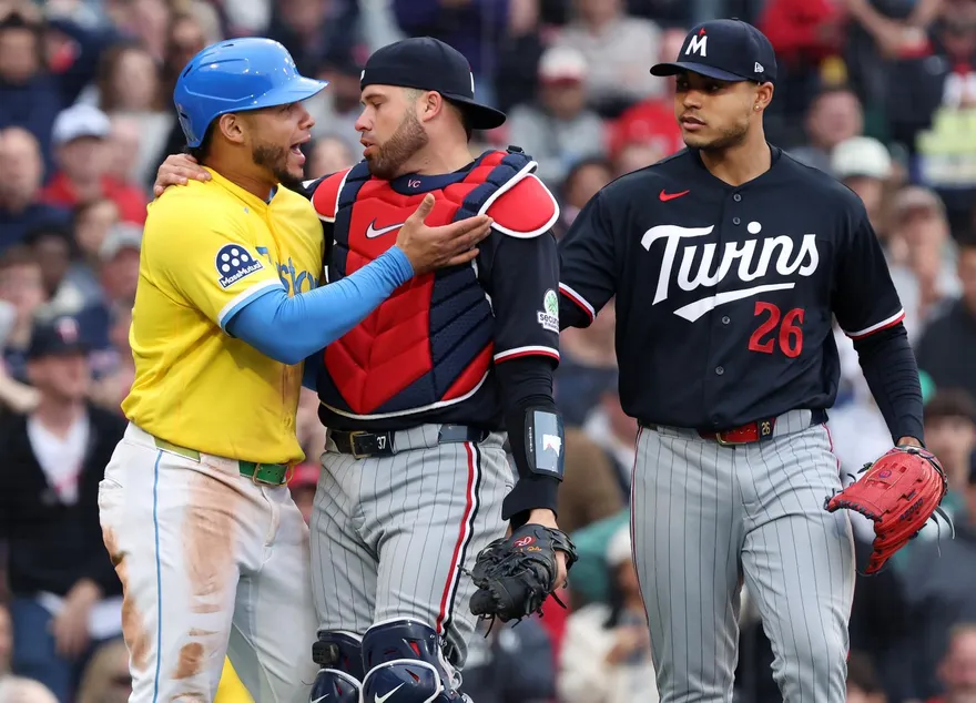 MLB/不滿康崔拉斯撞人　雙城捕手搭肩咬耳朵下秒板凳清空