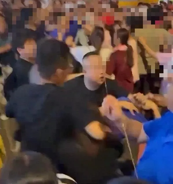 影/台中三媽會遶境爆衝突！逢甲夜市搶獻花揮拳遭逮
