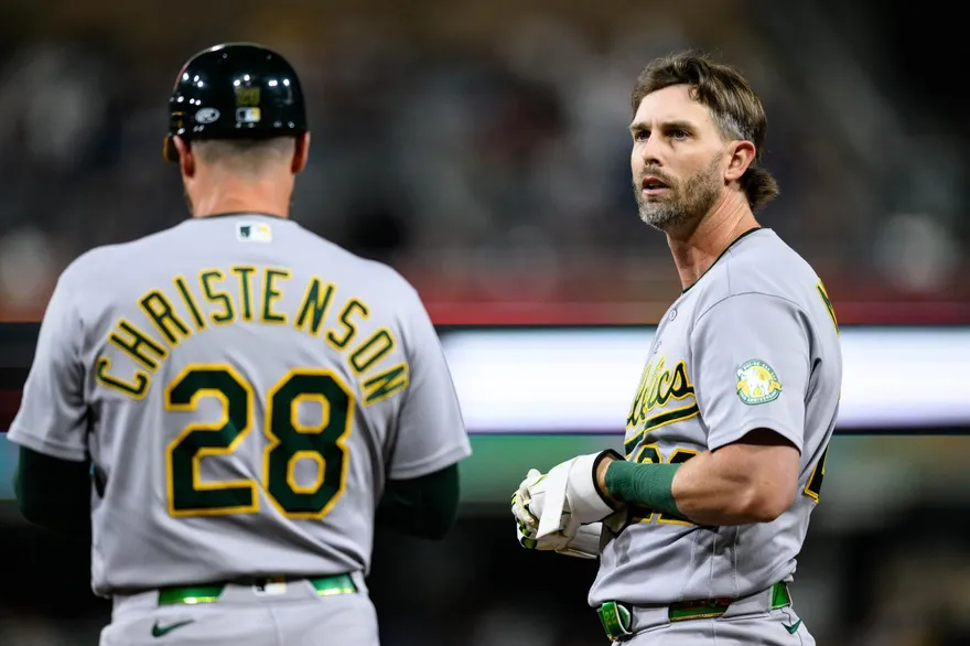 MLB/球迷乖乖坐場邊　竟遭運動家球星迴旋踢