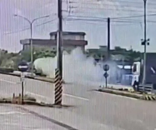 影/宜蘭遶境鞭炮炸車斗！老翁跳車逃生　疑遭神轎車撞亡