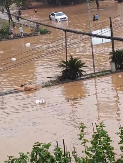 橙色警戒！重慶特大暴雨釀1死17失蹤　時雨量破百毫米