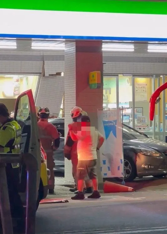 影/新竹轎車失控撞進超商！櫥窗全毀　國道客運疑遭波及