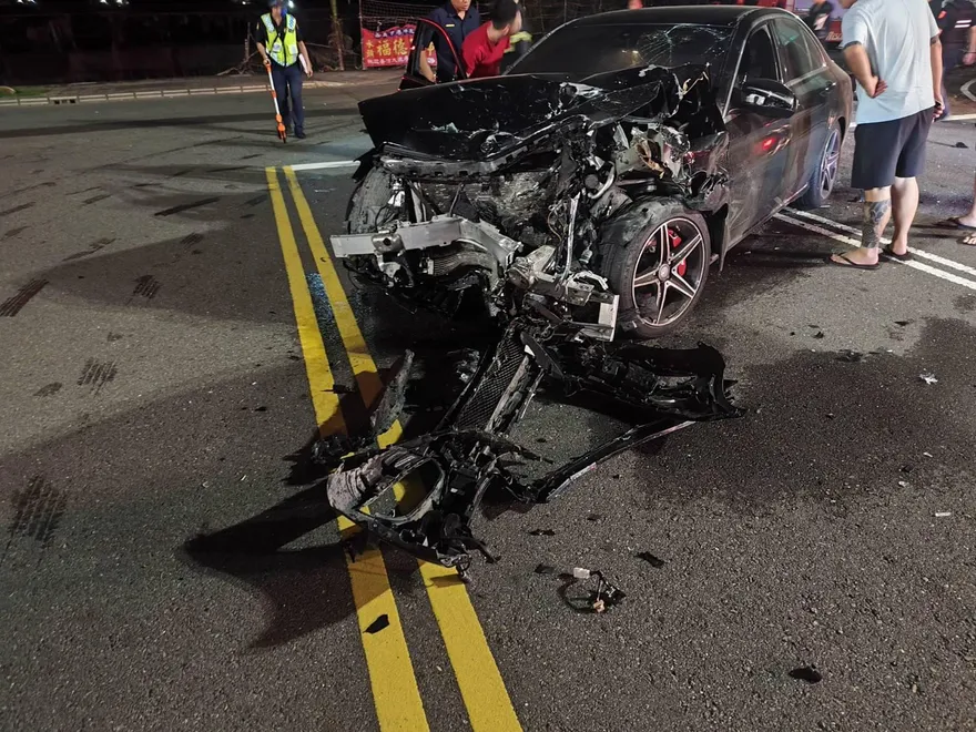 嘉義世賢路凌晨2車猛撞！車體變形全毀　2駕駛命危送醫