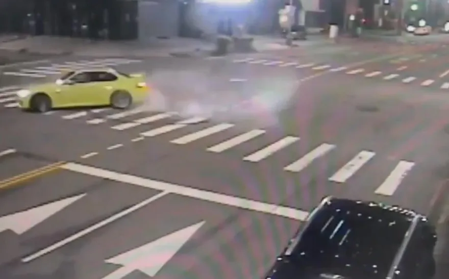影/一時興起...台中深夜BMW路口甩尾燒胎　最高罰3萬6+扣牌半年