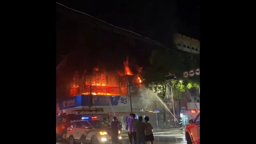 影/火噬整棟樓！湖南商鋪凌晨惡火奪5命　傳電動機車充電釀災