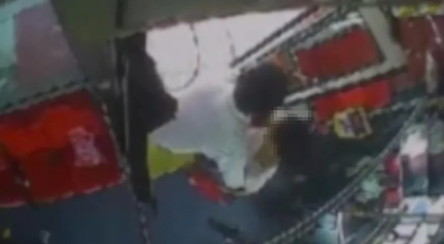 影/台中女乘客疑不適　暖心客運司機「霸氣一把背」衝診所