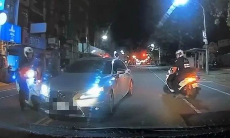 影/宜蘭大學旁男買宵夜險遭逆向Lexus撞上　2警車神擋煞
