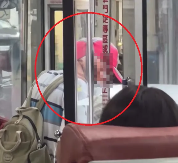 影/台中公車駕駛脫序！70歲老翁頭被夾30秒　全車乘客驚喊開門