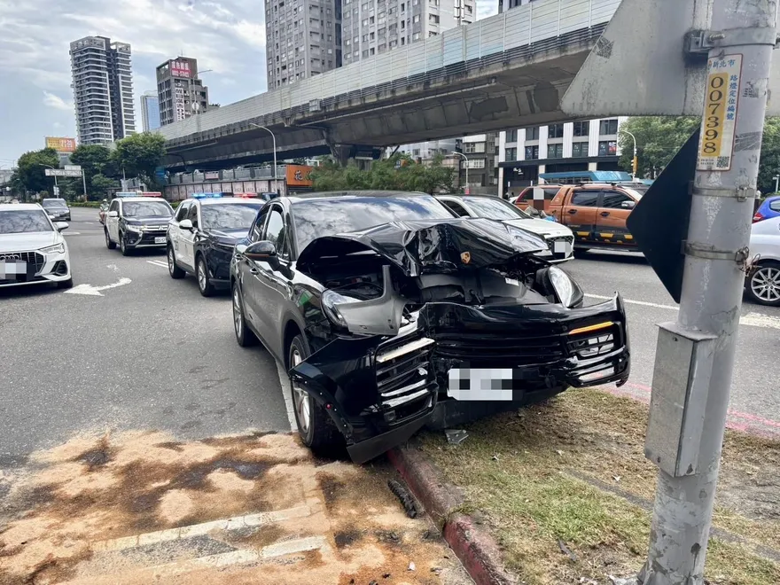 影/昨中和喪屍才奪1命！今板橋保時捷男毒駕自撞燈桿