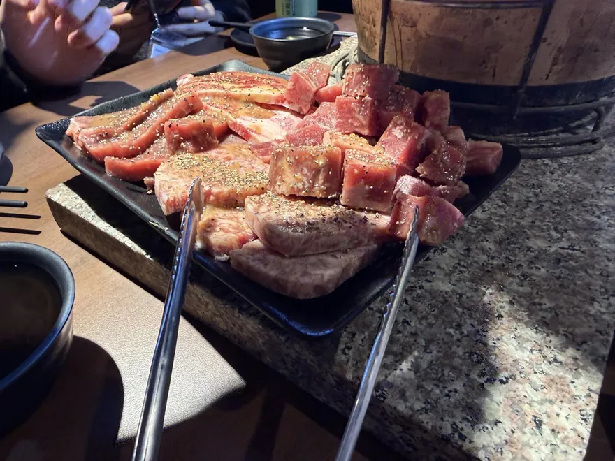 進攻深夜肉慾！「肉次方」推極黑和牛　「豚野」帶殼牡蠣無限爽