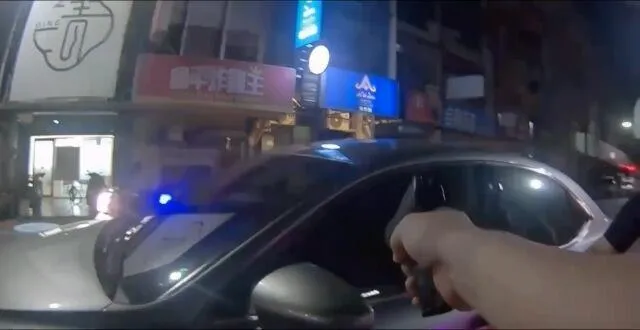 影/宜蘭凌志男逆向狠撞「拔槍警」　躲超商就逮畫面曝