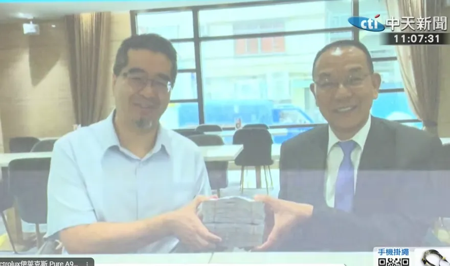 金溥聰記者會　蕭旭岑與台商手捧現金合照曝光！