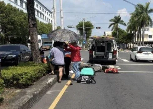 影/有人趴在分隔島！台南運將衝下車救援　獲公司表揚