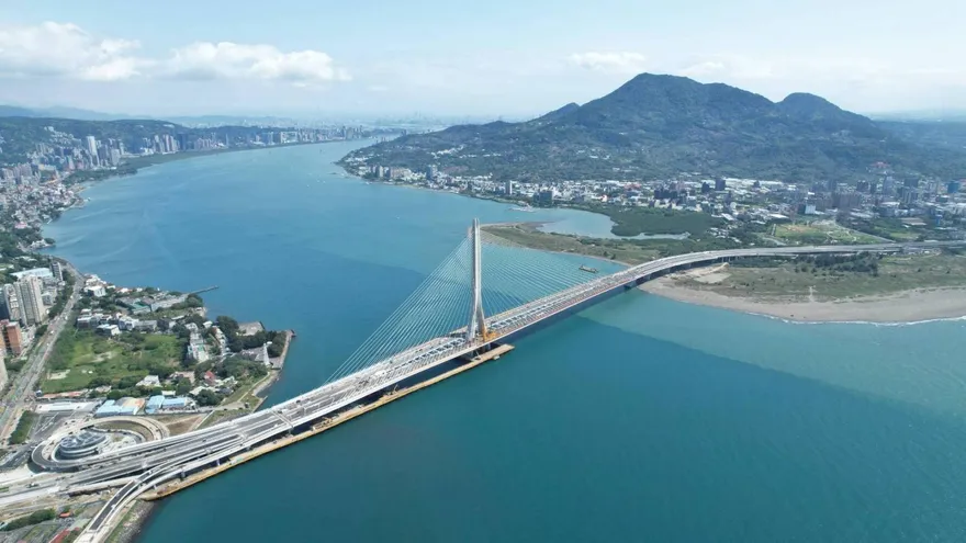 淡江大橋遭網紅質疑「隔音牆螺帽沒鎖」　公路局：不影響通車