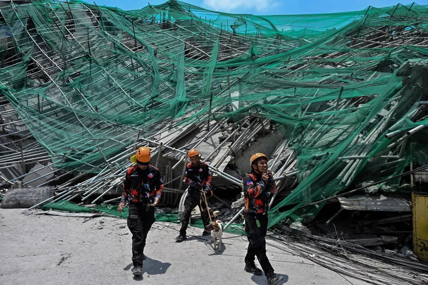 菲在建大樓倒塌已4死17人仍失聯　鷹架散落工人睡夢中遭埋