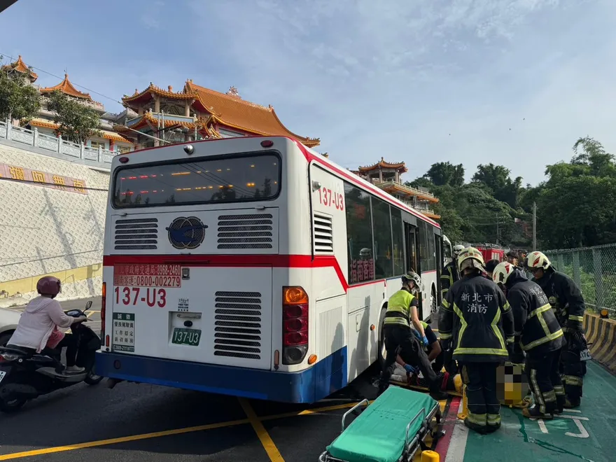 影/分秒必爭！新北「機車乘客摔落遭公車壓住」搶救直擊