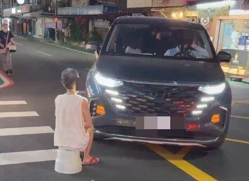 台北永吉路驚見婦人坐斑馬線中央　駕駛無奈撐頭等