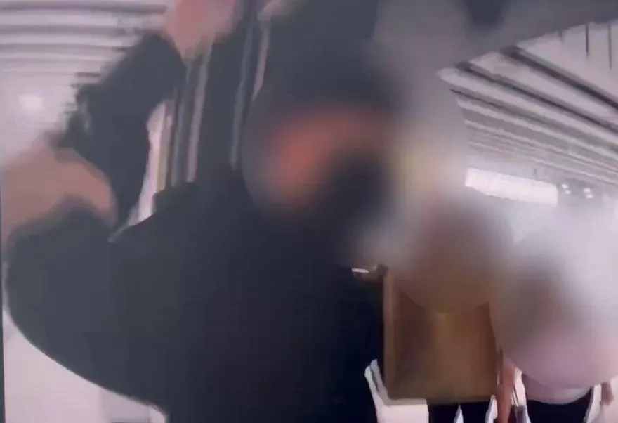 影/張文翻版？北車暴走男不爽被撞　失控「月台揮刀」