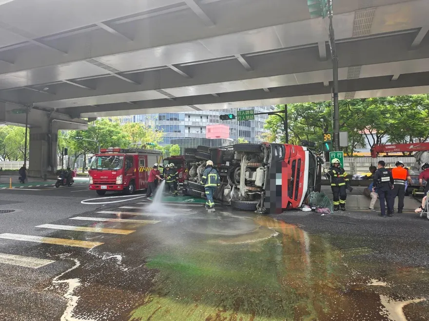 影/內湖南京東路六段水泥車閃車翻覆　62歲駕駛命大輕傷