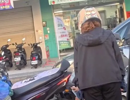 疑遭老先生撞車尾！　女騎士見「車牌歪」當街潰堤：斷企了啦