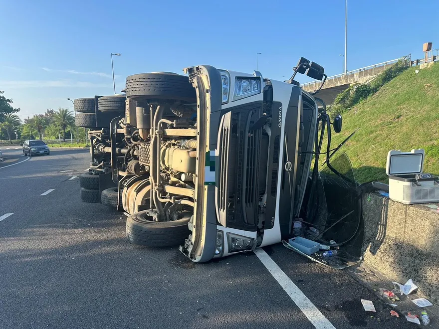 國3南州交流道貨車翻覆！46歲駕駛輕傷　竟然酒測超標