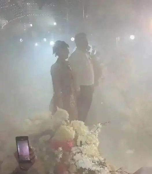 影/以為是乾冰！陸婚宴突「濃煙瀰漫」　300人驚覺失火急逃