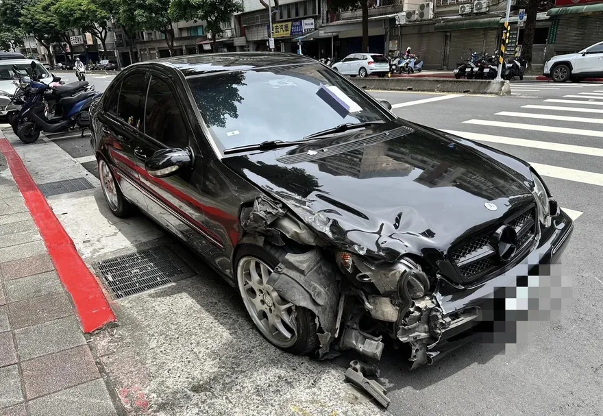 影/北市中正區賓士車暴衝車禍　連撞11車幸無人傷