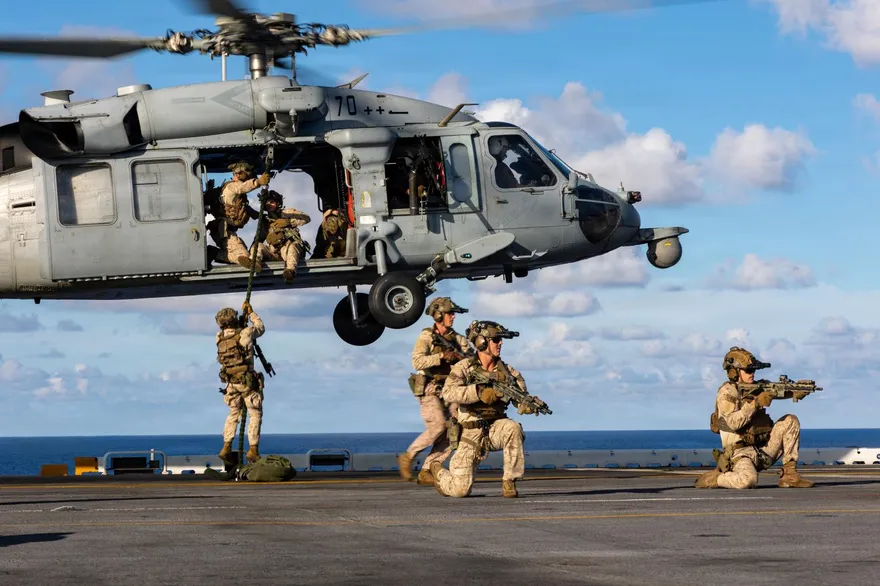 美軍MH-60S海鷹直升機荷莫茲外海迫降　3人獲救1人失蹤