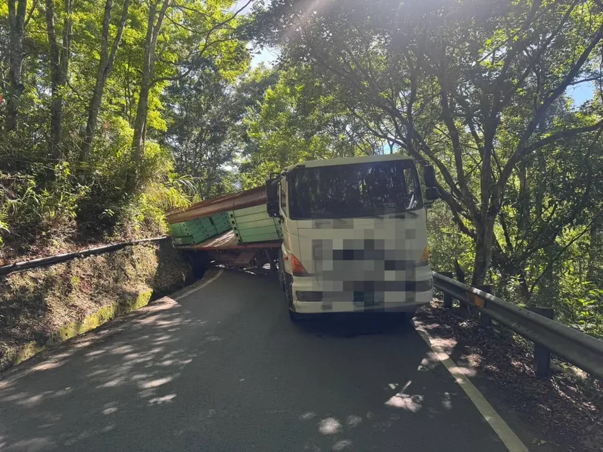 過彎不慎！南投大型拖板車卡投83線　雙向受阻近5小時